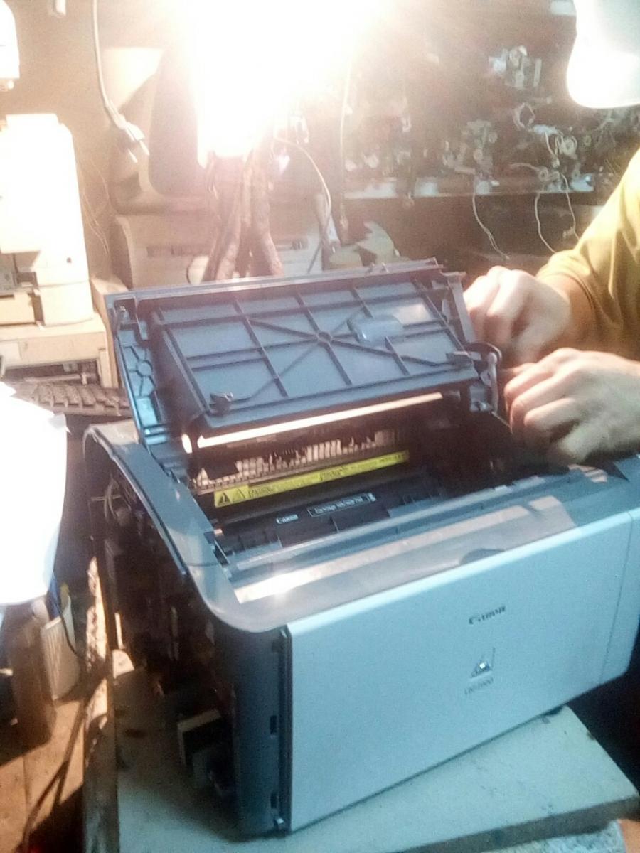 Kỹ thuật viên đang sửa chữa maý in tại cơ sở Kỹ thuật viên đang sửa chữa maý in tại cơ sở