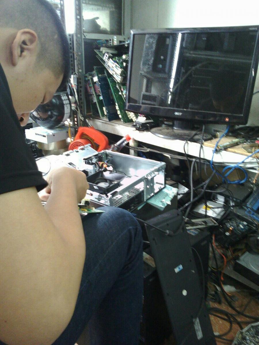 Kỹ thuật viên đang miệt mài sửa chữa