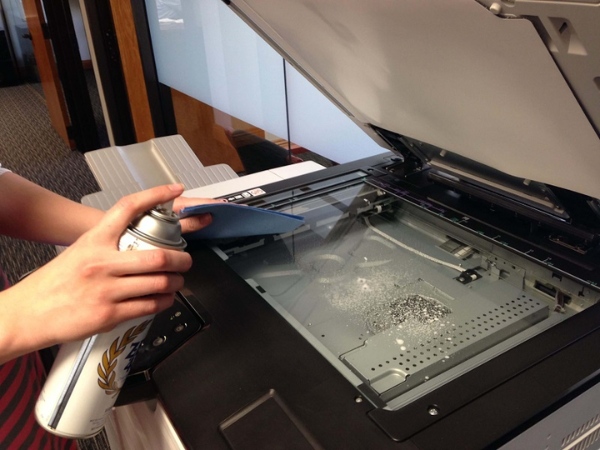 Vệ sinh hệ thống gương quét bằng vải mềm