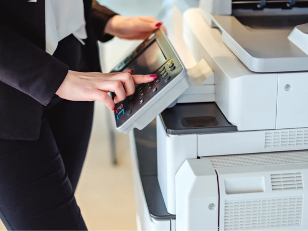 Điều chỉnh mực máy và tiến hành in thử để kiểm tra kết quả