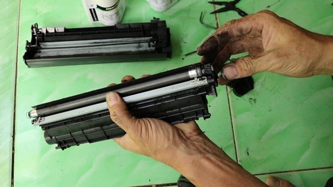 Loại bỏ mực thừa và vệ sinh hộp mực