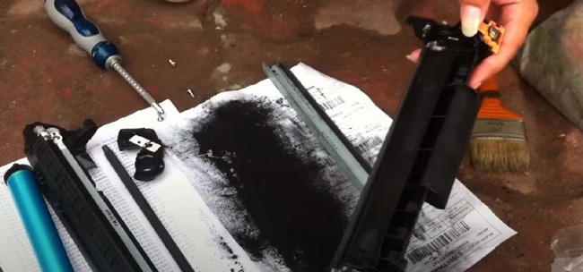 Tiến hành nạp mực mới vào hộp mực