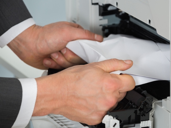 Giấy mắc trong khay hoặc bên trong máy khiến quá trình in bị gián đoạn