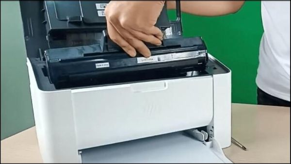 Lắp hộp mực vào máy và kiểm tra