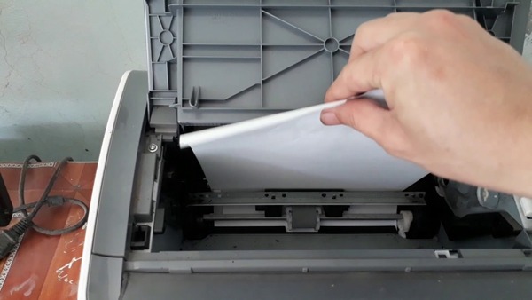 Kéo giấy theo đúng hướng di chuyển tự nhiên để tránh làm hư linh kiện máy in