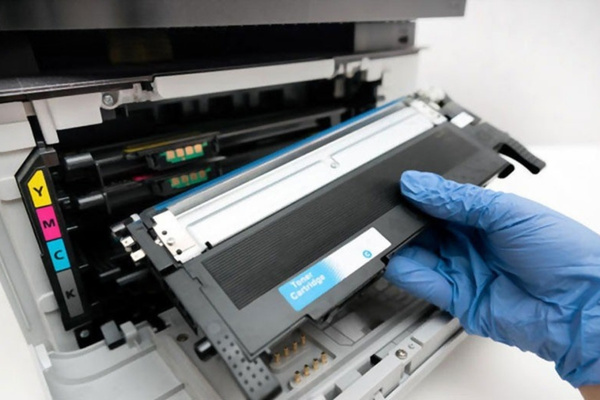 Tháo hộp mực ra khỏi máy in Hp 211