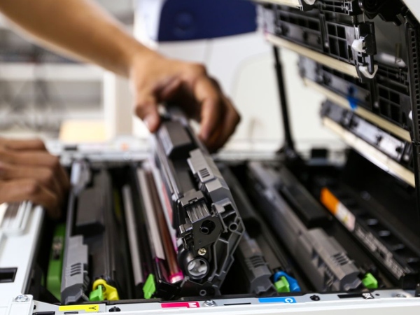 Kiểm tra tình trạng máy trước khi tiến hành đổ mực mới