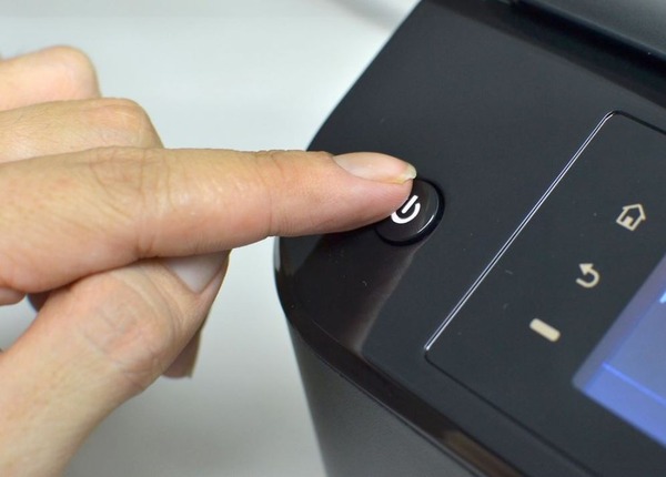 Khởi động lại máy in giúp reset các thiết lập tạm thời và xóa hàng đợi in bị tắc nghẽn