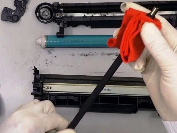 Tiến hành vệ sinh chi tiết khi đổ mực máy in