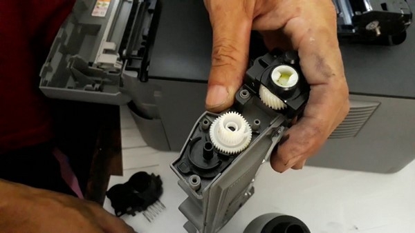 Vệ sinh cảm biến toner